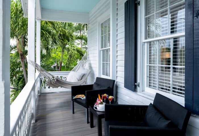 Alexander's Guesthouse: Gay-friendly hotel porch with hammock, chairs, drinks. Relaxing Key West travel for gay men.
