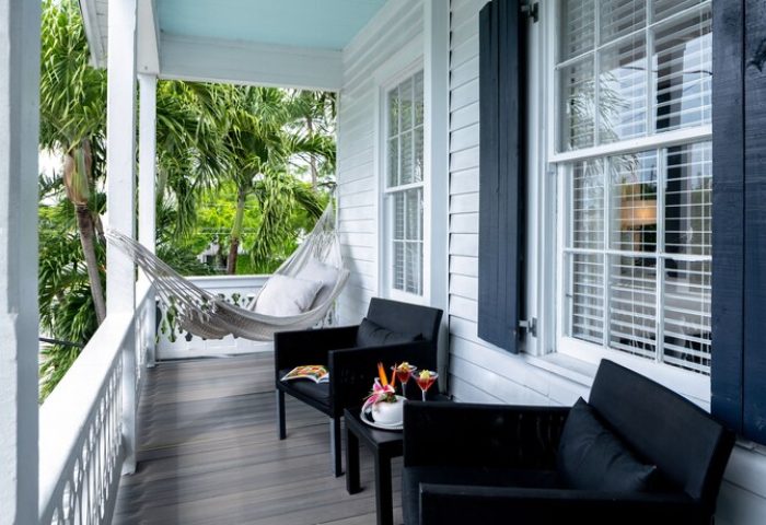 Alexander's Guesthouse: Gay-friendly hotel porch with hammock, chairs, drinks. Relaxing Key West travel for gay men.