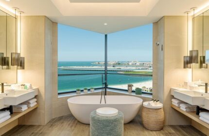 Le Royal Méridien Beach Resort & Spa gay-friendly hotel bathroom. Bathtub with ocean view. Luxury gay travel in Dubai.