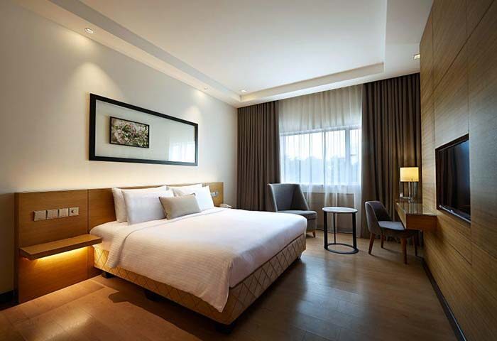ANSA Hotel Kuala Lumpur room. Gay-friendly hotel with a bed, desk, chair, and TV. Modern design. Ideal for gay travelers in Kuala Lumpur.