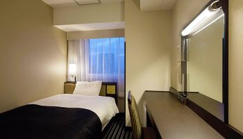APA Hotel Shinjuku-Kabukicho Tower room. Single bed, desk with mirror, and chair. Gay-friendly hotel in Tokyo for gay men travel.
