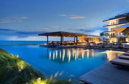 Alila Seminyak, a gay-friendly hotel. Poolside bar, ocean view, and modern architecture. A perfect Bali getaway for gay travelers.
