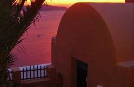 Aperto Suites adults-only gay-friendly hotel sunset view. Romantic pink sunset over the sea from this gay hotel in Santorini, Greece.