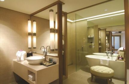 Avani Pattaya Resort bathroom. Gay-friendly hotel with a modern design, featuring a large bathtub, sink, and vanity. Ideal for gay travel.