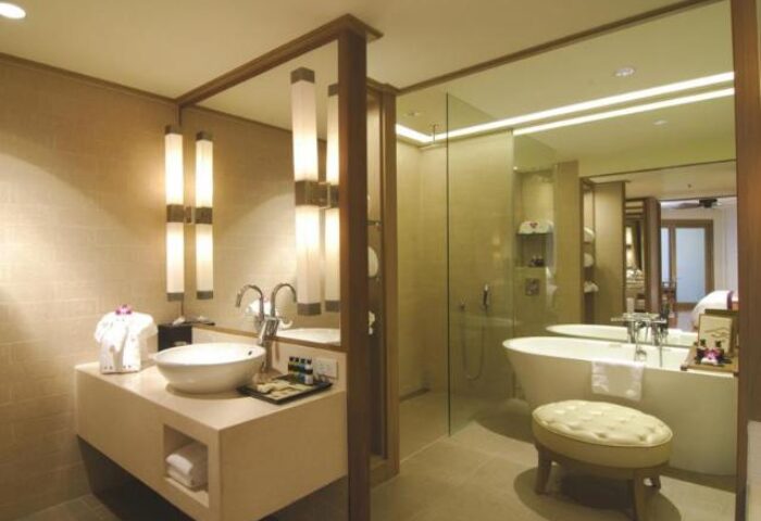 Avani Pattaya Resort bathroom. Gay-friendly hotel with a modern design, featuring a large bathtub, sink, and vanity. Ideal for gay travel.