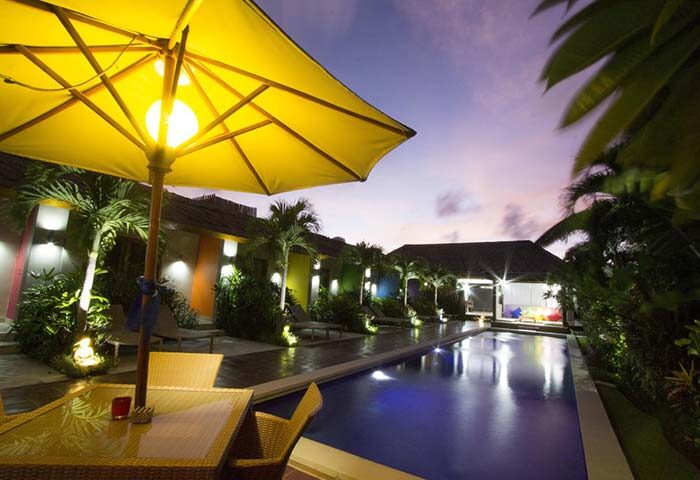 Balinea Villa & Spa pool at dusk. Gay-friendly hotel with a relaxing atmosphere. Perfect for gay travel. The villa offers a unique spa experience.