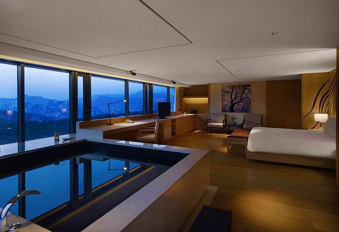 Banyan Tree Club & Spa Seoul room. Gay-friendly hotel with city view, desk, bed, and tub. Luxury travel for gay men in Seoul.