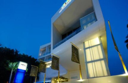 Baraquda Pattaya Mgallery exterior at night. Gay-friendly hotel with modern design. Ideal for gay men's travel in Pattaya, Thailand.