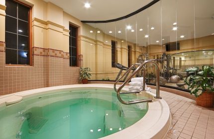 Best Western Plus Hawthorne Terrace Hotel's jacuzzi and gym. This gay-friendly hotel offers a relaxing and healthy stay for gay travelers.