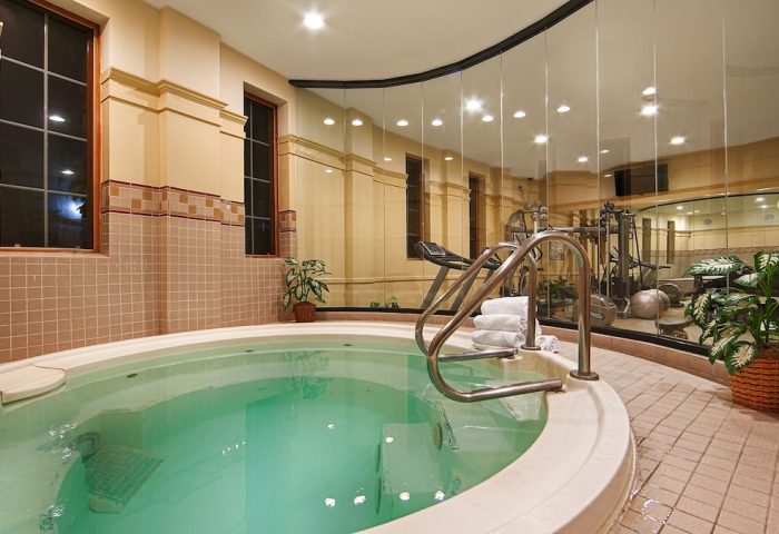 Best Western Plus Hawthorne Terrace Hotel's jacuzzi and gym. This gay-friendly hotel offers a relaxing and healthy stay for gay travelers.