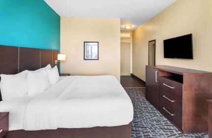 Bedroom at Best Western Plus Hotel Montreal, a gay-friendly hotel. Features a king-size bed, TV, and modern decor. Ideal for gay travel.