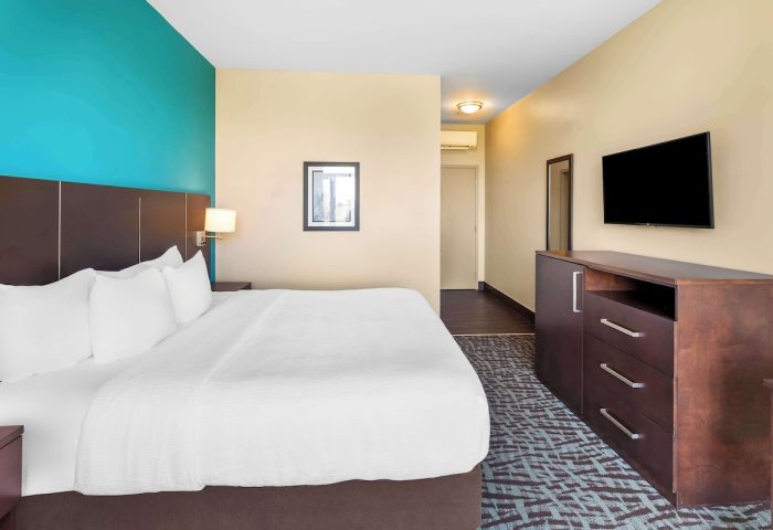 Bedroom at Best Western Plus Hotel Montreal, a gay-friendly hotel. Features a king-size bed, TV, and modern decor. Ideal for gay travel.