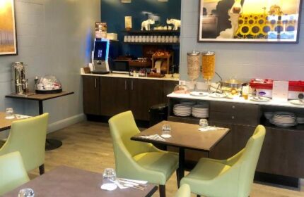 Best Western Plus Vauxhall Hotel's breakfast area. Gay-friendly hotel with dining tables, buffet, and modern decor. A comfortable space for guests.