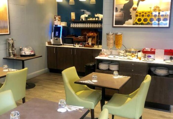 Best Western Plus Vauxhall Hotel's breakfast area. Gay-friendly hotel with dining tables, buffet, and modern decor. A comfortable space for guests.
