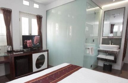 Bliss Hotel Singapore room. Gay-friendly hotel with TV, glass shower, sink, and bed. Modern design for gay travelers in Singapore.