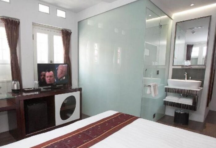 Bliss Hotel Singapore room. Gay-friendly hotel with TV, glass shower, sink, and bed. Modern design for gay travelers in Singapore.