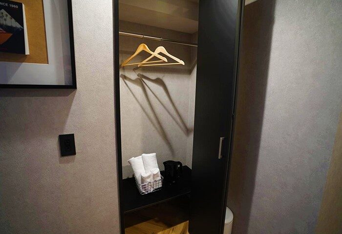 Book Tea Bed SHINJUKU-GYOEN hotel closet. Inside: hangers, towels, and a kettle. A gay-friendly hotel for a comfortable stay.
