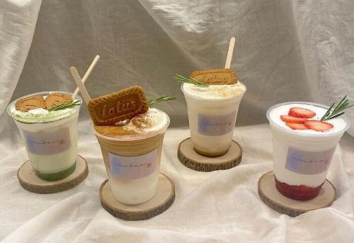 Book Tea Bed SHINJUKU-GYOEN: Variety of Lotus biscuit-topped drinks at this gay-friendly hotel. Perfect for a relaxing stay.