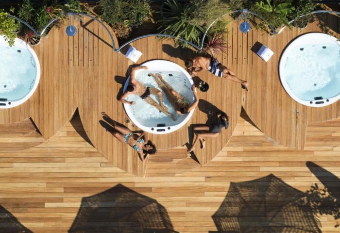 Brown Acropol Hotel: Gay-friendly rooftop with hot tubs. People relaxing on the wooden deck and in the jacuzzi. Ideal for gay men's travel.