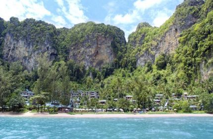 Centara Grand Beach Resort & Villas Krabi: Gay-friendly hotel with beach, lush greenery, and stunning cliffs. Perfect for gay men's travel.
