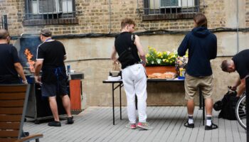 Chicago Getaway Hostel BBQ. Guests at this gay-friendly hotel enjoy an outdoor grill. A fun, social hostel experience.