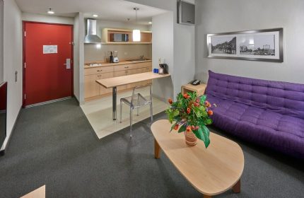 City Express Plus by Marriott Ciudad de Mexico Reforma El Ángel gay-friendly hotel room. Kitchenette, sofa, and table. Gay travel in Mexico City.