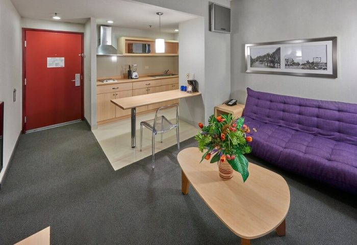 City Express Plus by Marriott Ciudad de Mexico Reforma El Ángel gay-friendly hotel room. Kitchenette, sofa, and table. Gay travel in Mexico City.