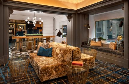 Courtyard San Francisco Downtown/Van Ness Ave gay-friendly hotel lobby. Stylish seating area with modern decor, ideal for gay travelers.