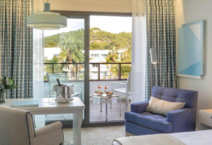Dolce by Wyndham Sitges gay-friendly hotel room. Balcony with drinks, comfortable seating, and modern decor. Perfect for gay travel in Sitges.