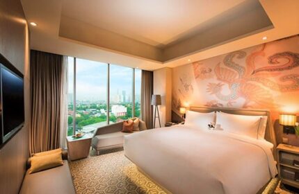 DoubleTree by Hilton Hotel Jakarta Diponegoro room. Gay-friendly hotel with city view. Modern design, comfortable bed, ideal for gay travelers.