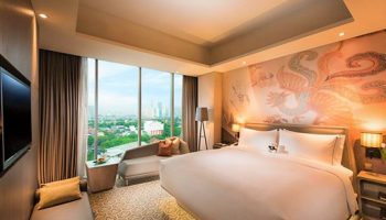 DoubleTree by Hilton Hotel Jakarta Diponegoro room. Gay-friendly hotel with city view. Modern design, comfortable bed, ideal for gay travelers.