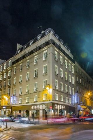Duo Hotel, a gay-friendly hotel in Paris. Night view of the hotel's exterior, showcasing its architecture and urban setting. Gay travel advice.