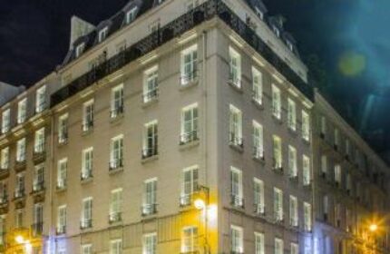 Duo Hotel, a gay-friendly hotel in Paris. Night view of the hotel's exterior, showcasing its architecture and urban setting. Gay travel advice.
