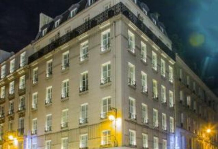Duo Hotel, a gay-friendly hotel in Paris. Night view of the hotel's exterior, showcasing its architecture and urban setting. Gay travel advice.