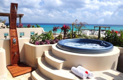 El Taj Oceanfront Condo Hotel's rooftop jacuzzi & shower. Gay-friendly beachside hotel with ocean views. Ideal for gay travel.