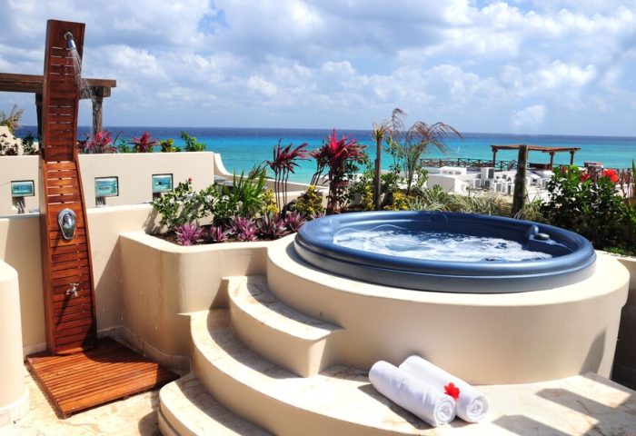 El Taj Oceanfront Condo Hotel's rooftop jacuzzi & shower. Gay-friendly beachside hotel with ocean views. Ideal for gay travel.