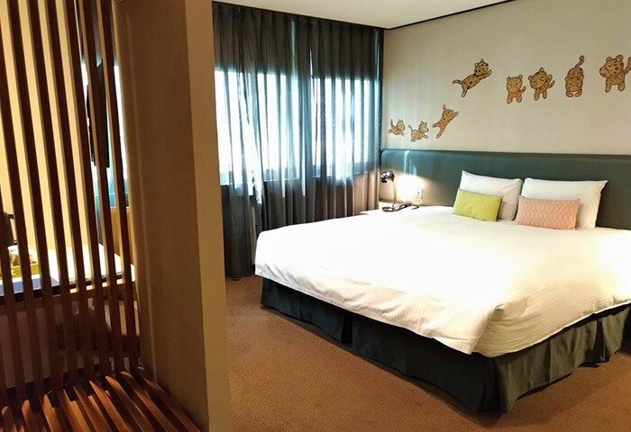 Energy Inn, a gay-friendly hotel: Bedroom with king-size bed, cute tiger wall decals, and modern decor. A comfortable and welcoming space.