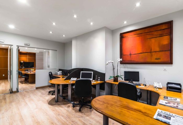 Eurostars Zona Rosa Suites office space. Gay-friendly hotel in Mexico City with modern desks, computers, and a conference room. Abstract art decor.