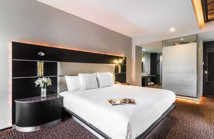 Exe Cities Reforma gay-friendly hotel room. Modern design, white linens, and sleek bathroom. Ideal for gay travelers seeking comfort in Reforma.