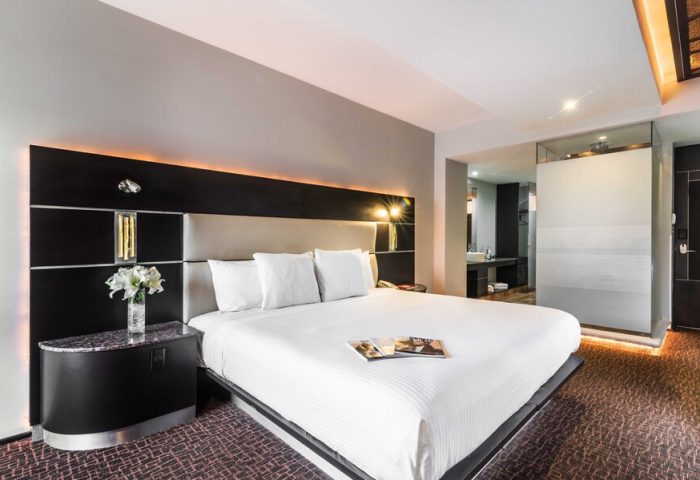 Exe Cities Reforma gay-friendly hotel room. Modern design, white linens, and sleek bathroom. Ideal for gay travelers seeking comfort in Reforma.