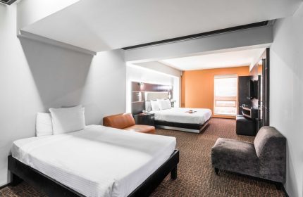 Exe Cities Reforma gay-friendly hotel room. Two beds, seating area, modern decor. Comfortable stay in Mexico City. #gaytravel #hotelroom