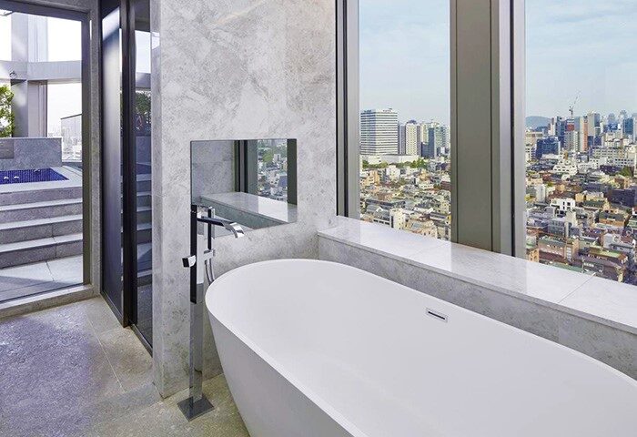 Four Points by Sheraton Seoul, Gangnam bathroom. Bathtub with a city view. Gay-friendly hotel with modern amenities for gay travelers.