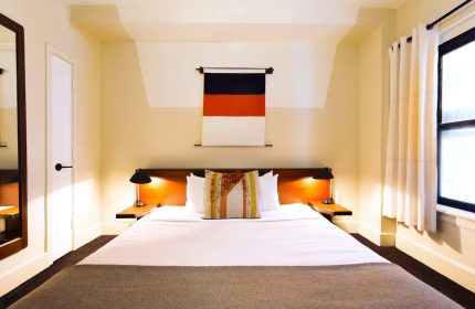 Freehand Chicago hotel room. Gay-friendly travel lodging with bed, lamps, and modern decor. A comfortable stay in Chicago.