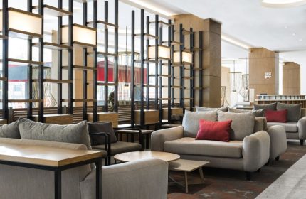 Galeria Plaza Reforma lobby seating area. Gay-friendly hotel featuring modern design, comfortable sofas, and stylish decor. Ideal for gay travelers.