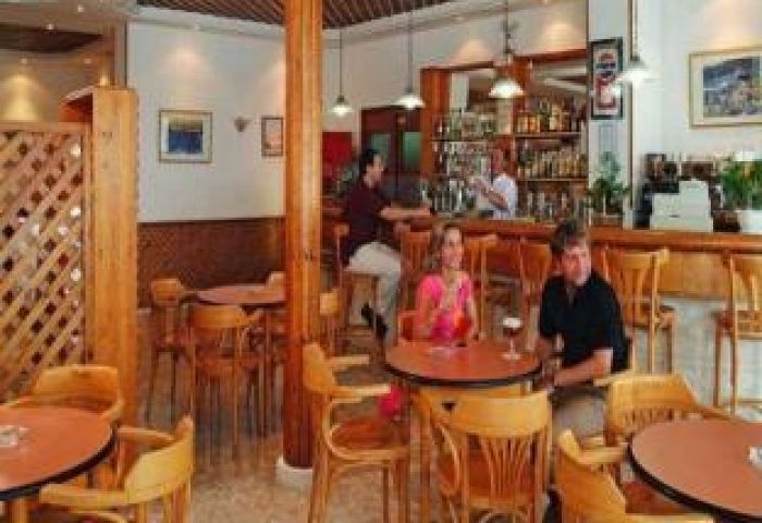 Gastrohotel Boutique RH Canfali's bar area. Gay-friendly hotel with a relaxed atmosphere, bar service, and comfortable seating. Ideal for gay travelers.