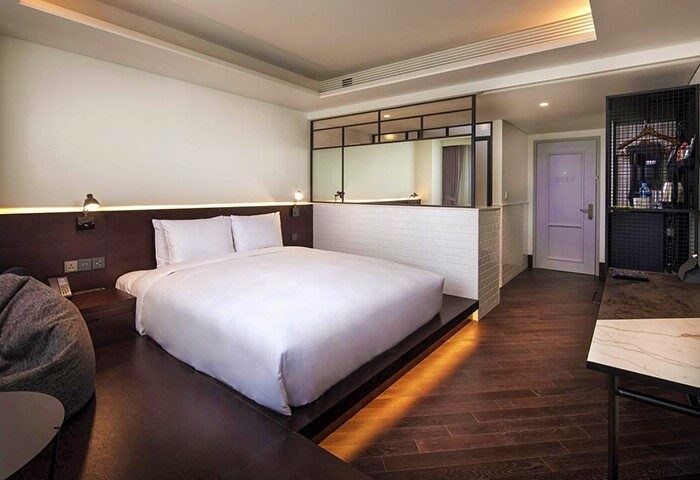 Glad Live Gangnam hotel room. Modern design, platform bed, white linens, and hardwood floors. Gay-friendly hotel in Seoul, South Korea.