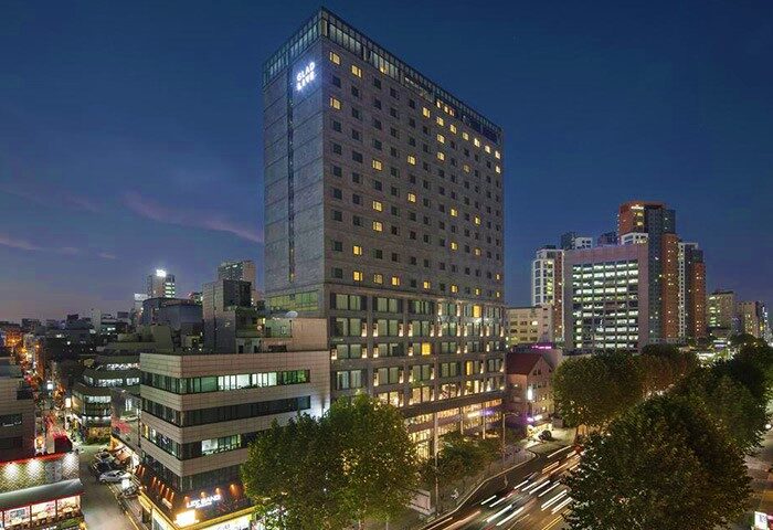 Glad Live Gangnam hotel exterior at night. Gay-friendly hotel in Seoul's Gangnam district. Modern building with city lights.
