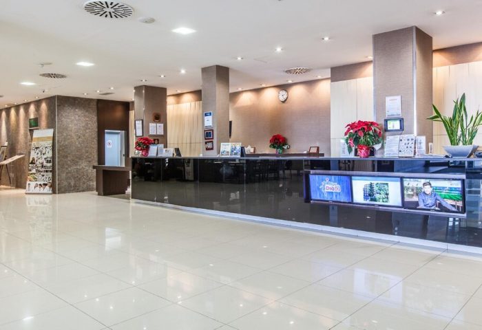 Gran Hotel Cervantes by Blue Sea reception. This gay-friendly hotel offers modern amenities for a comfortable stay. Perfect for gay travel.