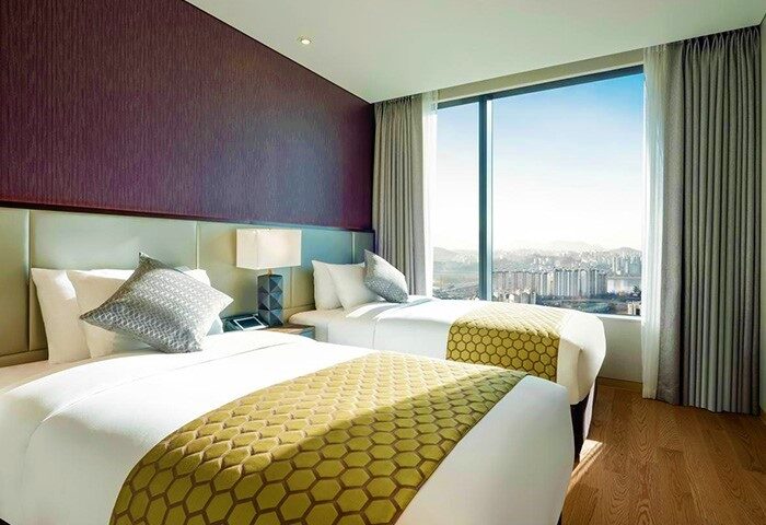 Grand Mercure Ambassador Hotel and Residences Seoul Yongsan: Twin beds in a gay-friendly hotel room with city view. Modern design.