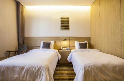 Hamilton Hotel Itaewon room with two beds. Gay-friendly hotel, perfect for gay travelers visiting Seoul. Comfortable stay in Itaewon's heart.